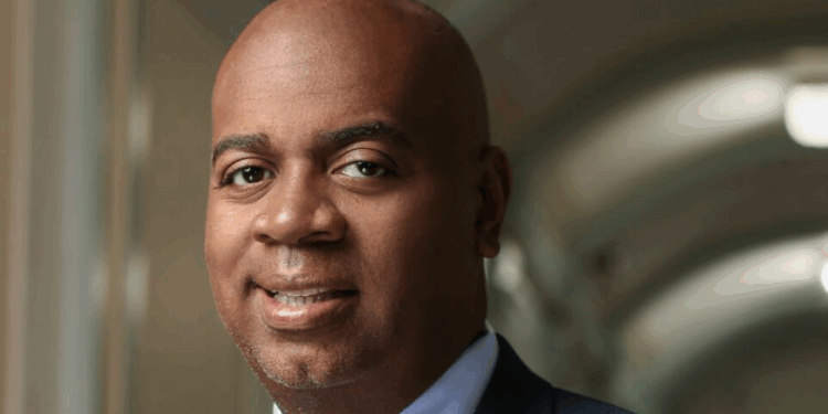 Newark Mayor Files Lawsuit After Detainment at Immigration Facility